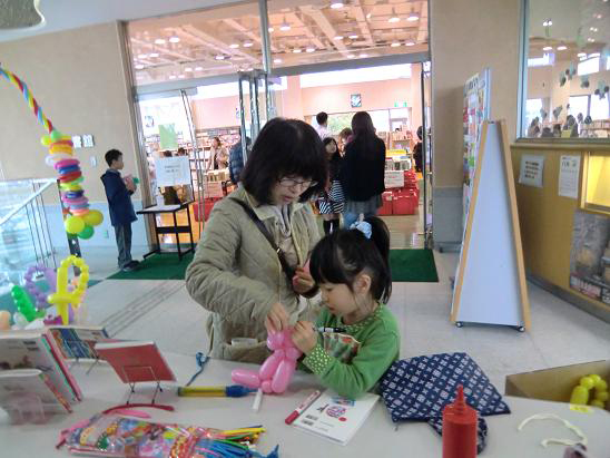 Happy Balloon Project 福島県新地町 図書館祭りバルーンワークショップ