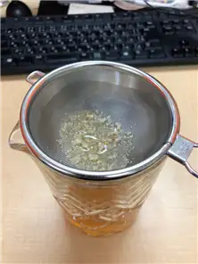 茶漉しで取り除いた油