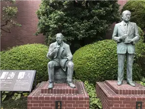 鳥井信治郎氏と佐治敬三氏の像