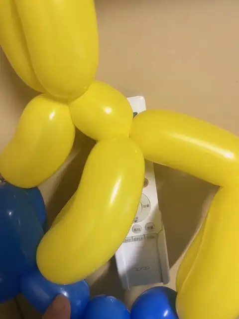 イエロー