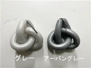 グレー