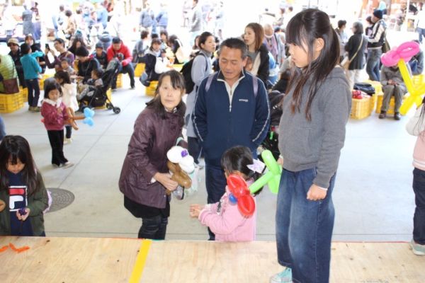 Happy Balloon Project 西吉野 柿の里フェスタ内 バルーンでお花を作ってみよう♪
