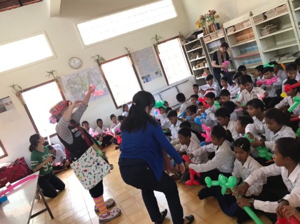 Happy Balloon Project カンボジアバイヨン中学でのバルーン教室
