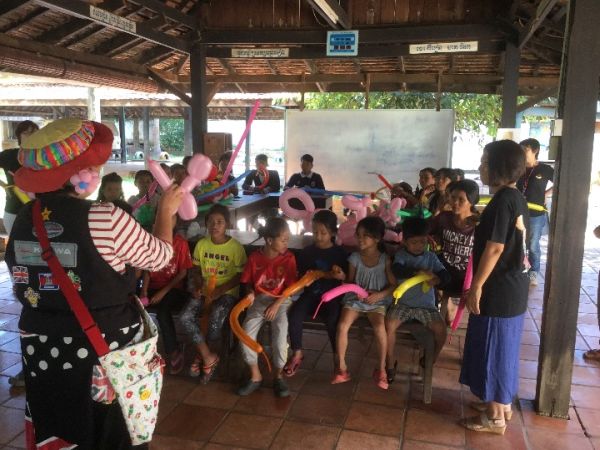Happy Balloon Project クラウンチョクのバルーンで遊ぼうinカンボジア孤児院スナーダイクマエ