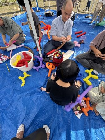 Happy Balloon Project (盛岡市三ツ割)鉢の皮50周年記念イベントでの子供達向けバルーン体験