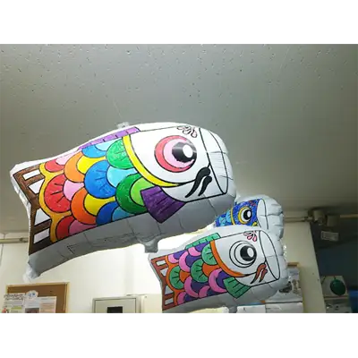 吊り下げて