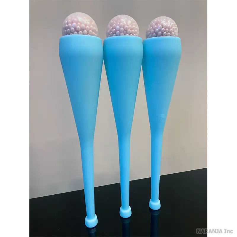 カップにボールを入れノブ側で立てている様子