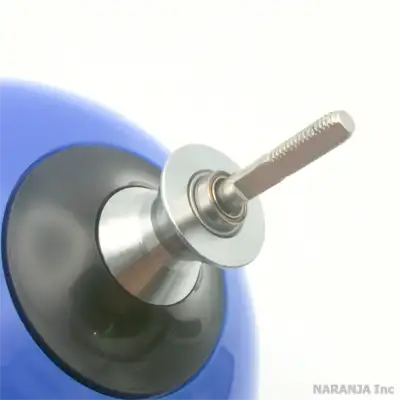 軸の中に1個、両側に1個ずつのボールベアリングを搭載しています。