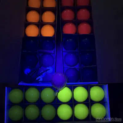 UVカラーの発光時(中央はブルーとホワイト、他はUVカラー)