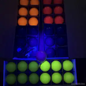 UVカラーの発光時(中央はブルーとホワイト、他はUVカラー)