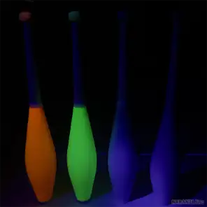 ブラックライト照射時(左からUVオレンジ、UVグリーン、パステルブルー、ホワイト)